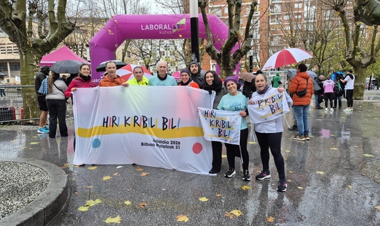 Sei Izar Herri Krosean Kirikiño Ikastolako lagunak Ibilaldia 26ko kamisetekin