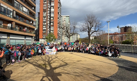 Kirikiño Ikastolak eta Ibilaldiak Korrikarekin egin dute bat