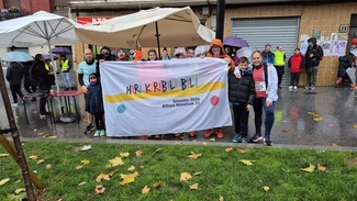 Sei Izar Herri Krosean Kirikiño Ikastolako lagunak Ibilaldia 26ko kamisetekin