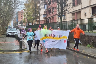 Sei Izar Herri Krosean Kirikiño Ikastolako lagunak Ibilaldia 26ko kamisetekin