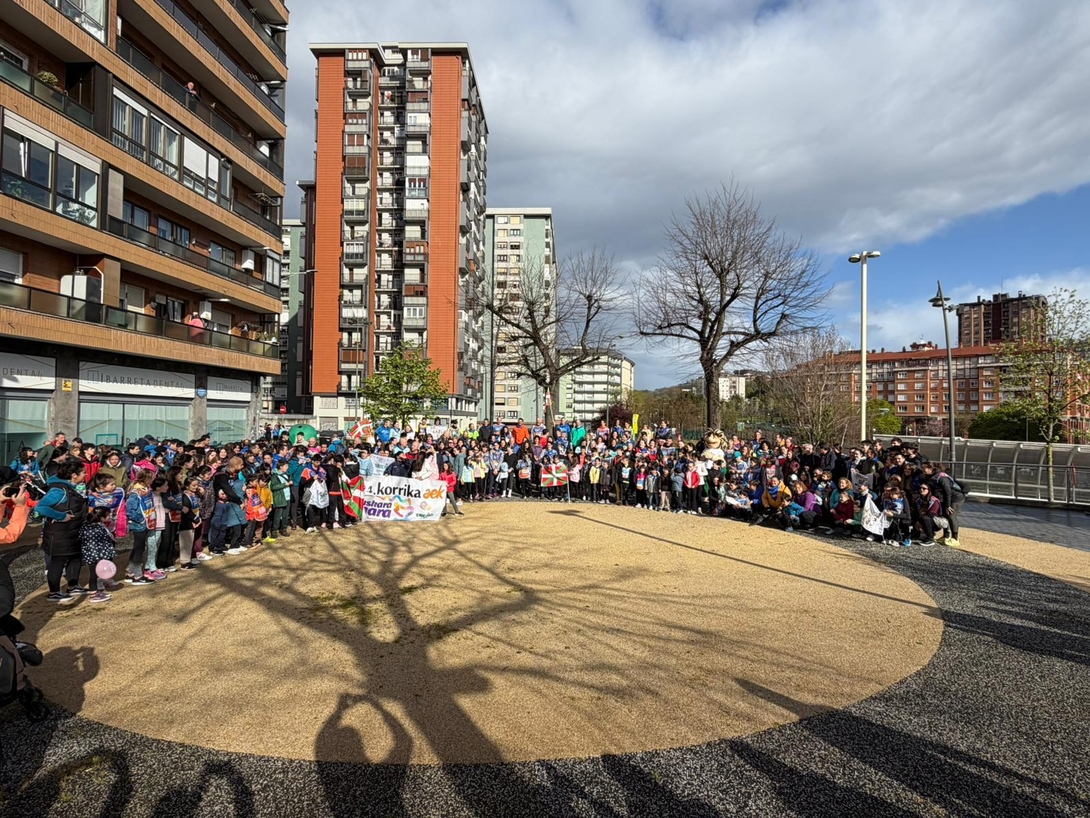 Kirikiño Ikastolak eta Ibilaldiak Korrikarekin egin dute bat